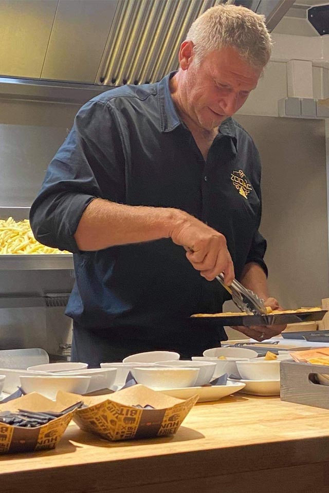 vader Johan bereidt snacks voor