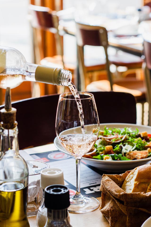 brasserie, een glas wijn wordt ingeschonken
